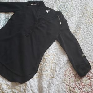 🪂(2/$15)🪂 blouse with stud accents